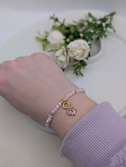 Zartes Perlenarmband mit 18K vergoldetem Herzanhänger | 1101