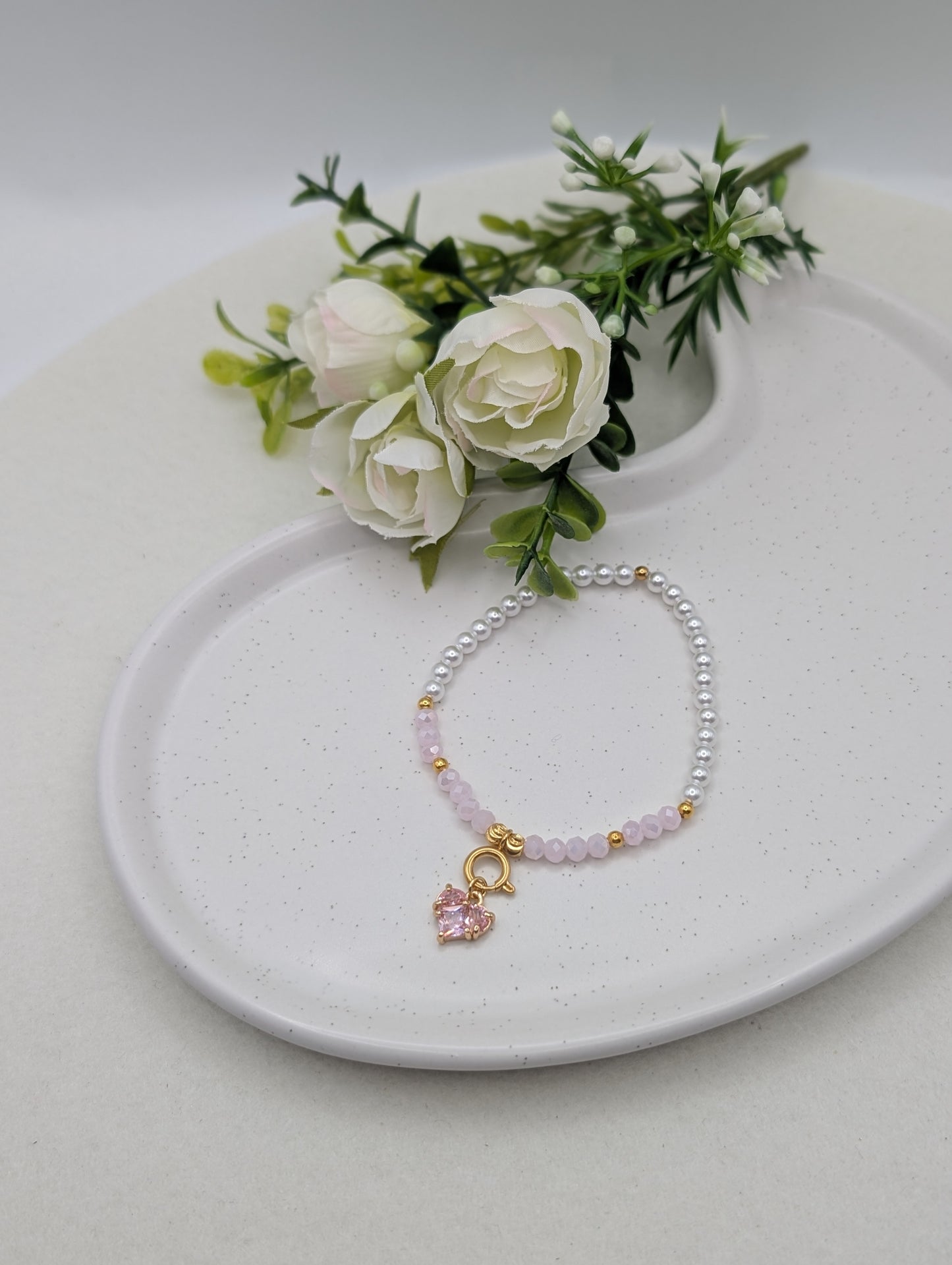 Zartes Perlenarmband mit 18K vergoldetem Herzanhänger | 1101