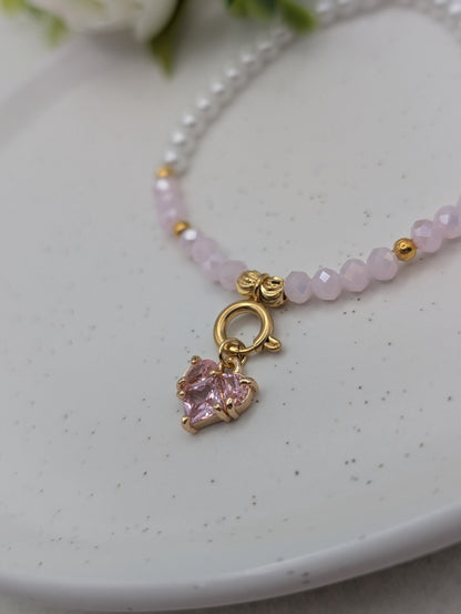 Zartes Perlenarmband mit 18K vergoldetem Herzanhänger | 1101