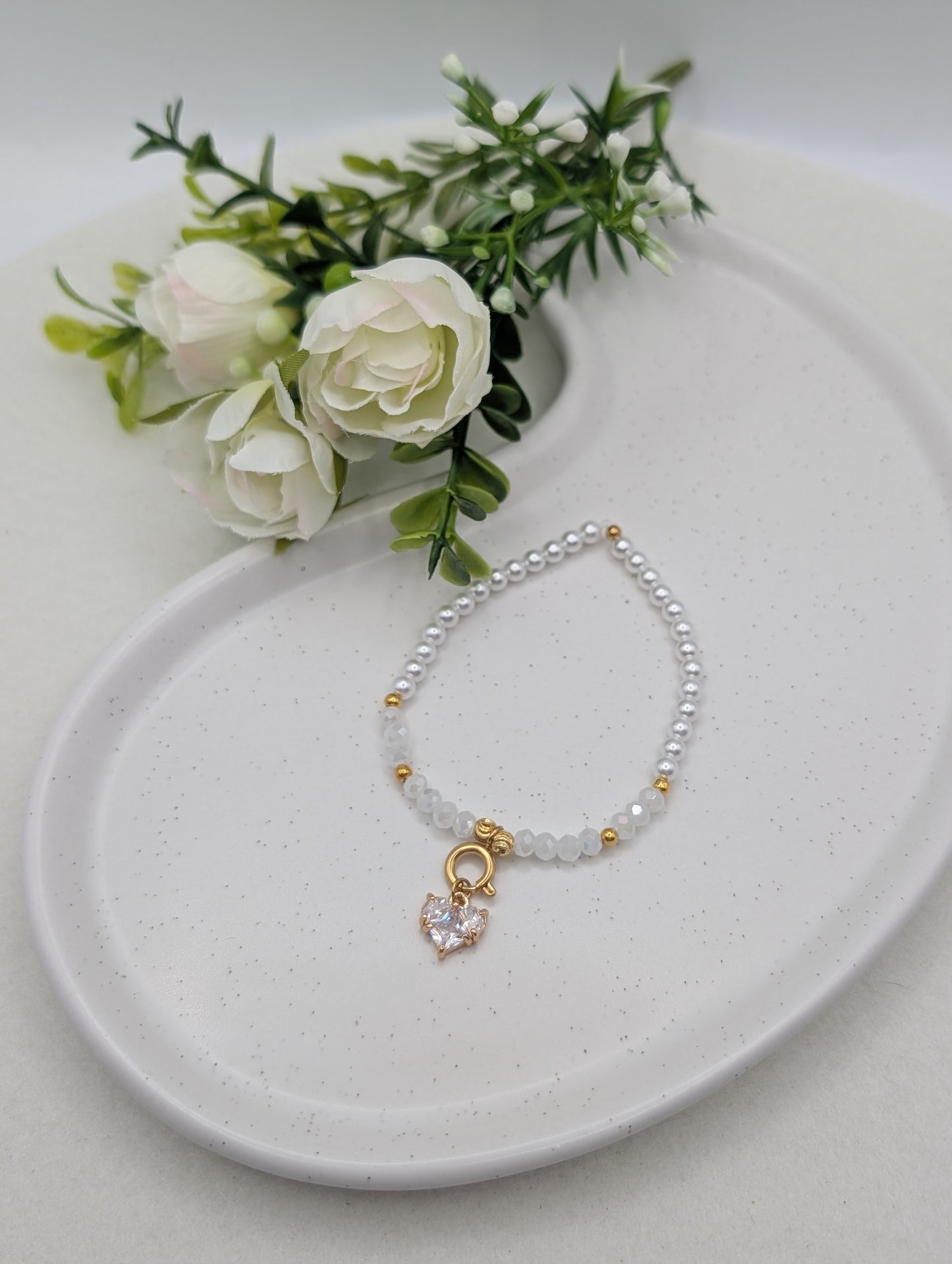 Zartes Perlenarmband mit 18K vergoldetem Herzanhänger | 1101