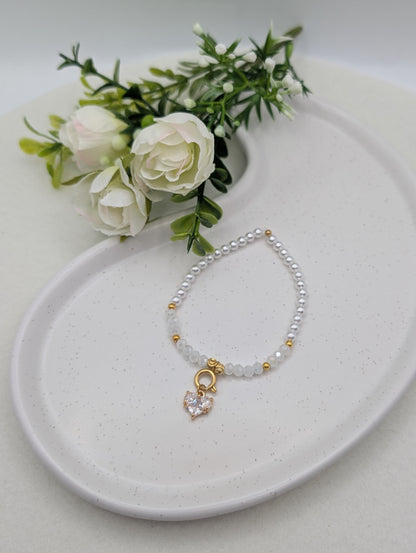 Zartes Perlenarmband mit 18K vergoldetem Herzanhänger | 1101
