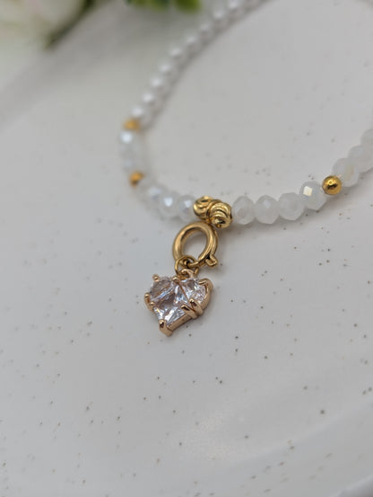Zartes Perlenarmband mit 18K vergoldetem Herzanhänger | 1101