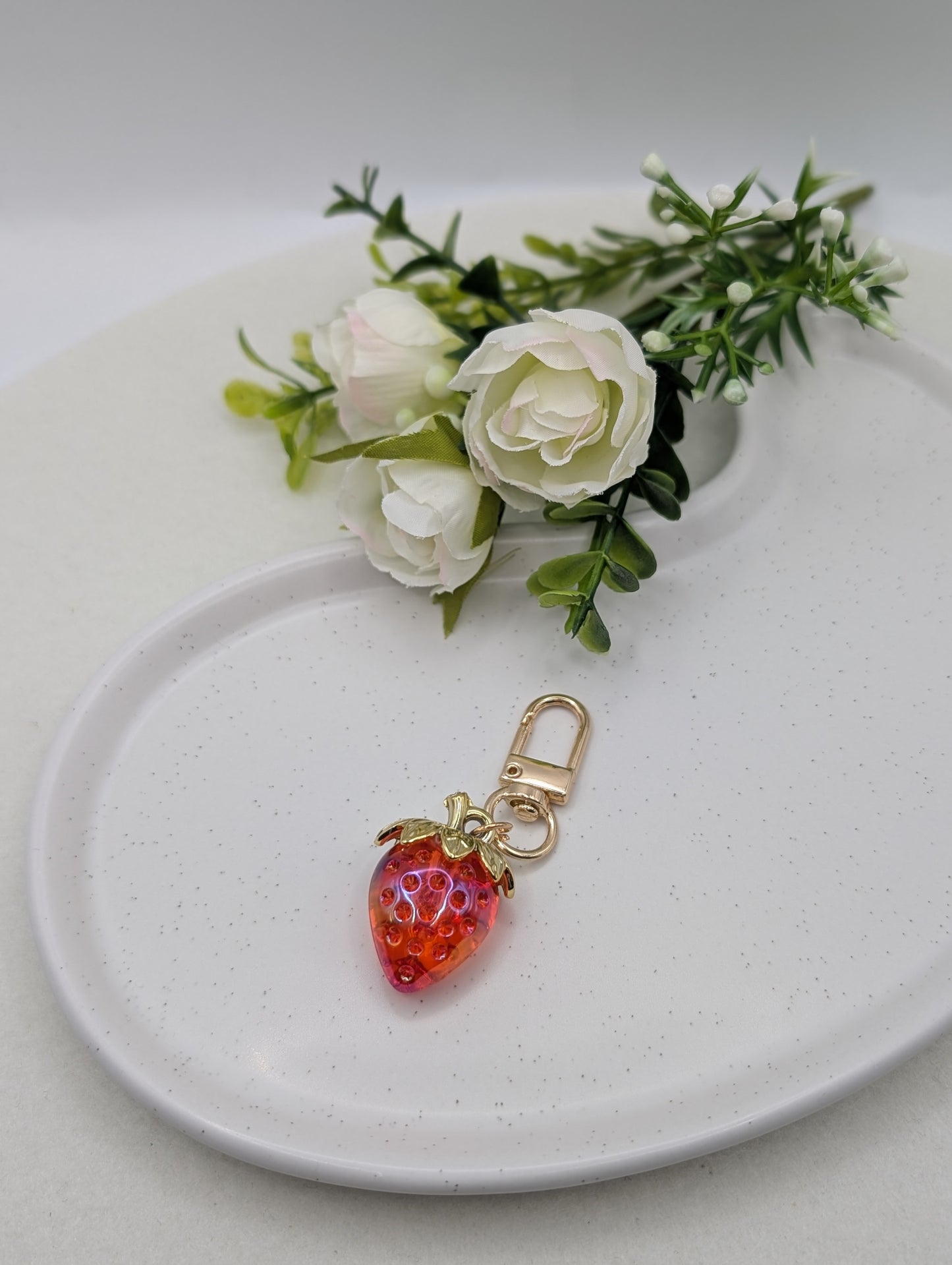 Funkelnder Erdbeer Anhänger – Strawberry Charm in 4 Farben | 1107