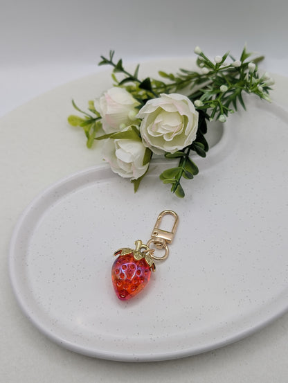 Funkelnder Erdbeer Anhänger – Strawberry Charm in 4 Farben | 1107