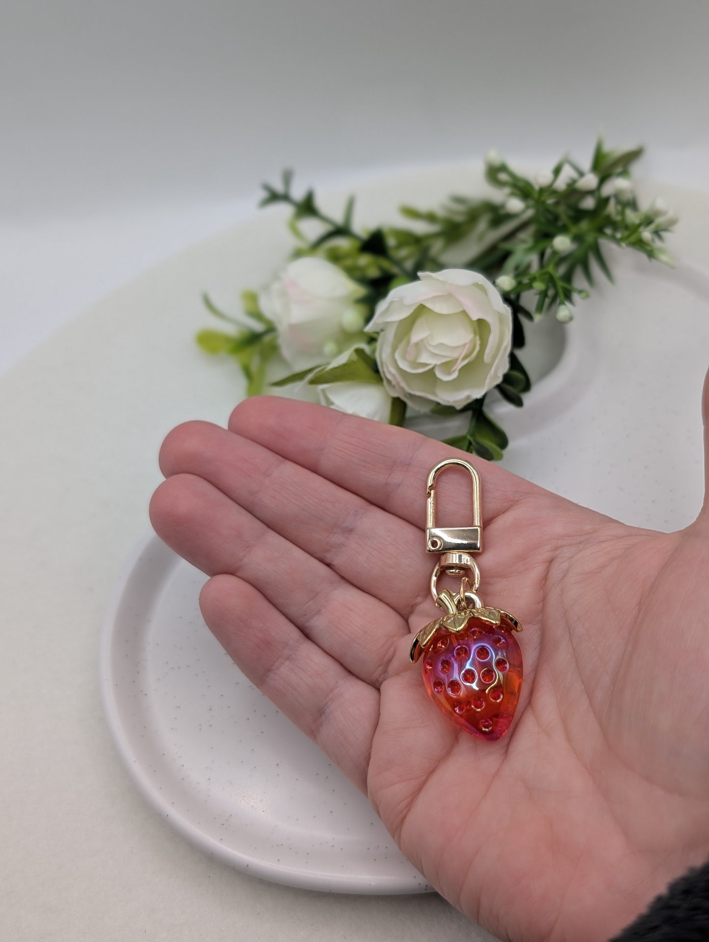 Funkelnder Erdbeer Anhänger – Strawberry Charm in 4 Farben | 1107