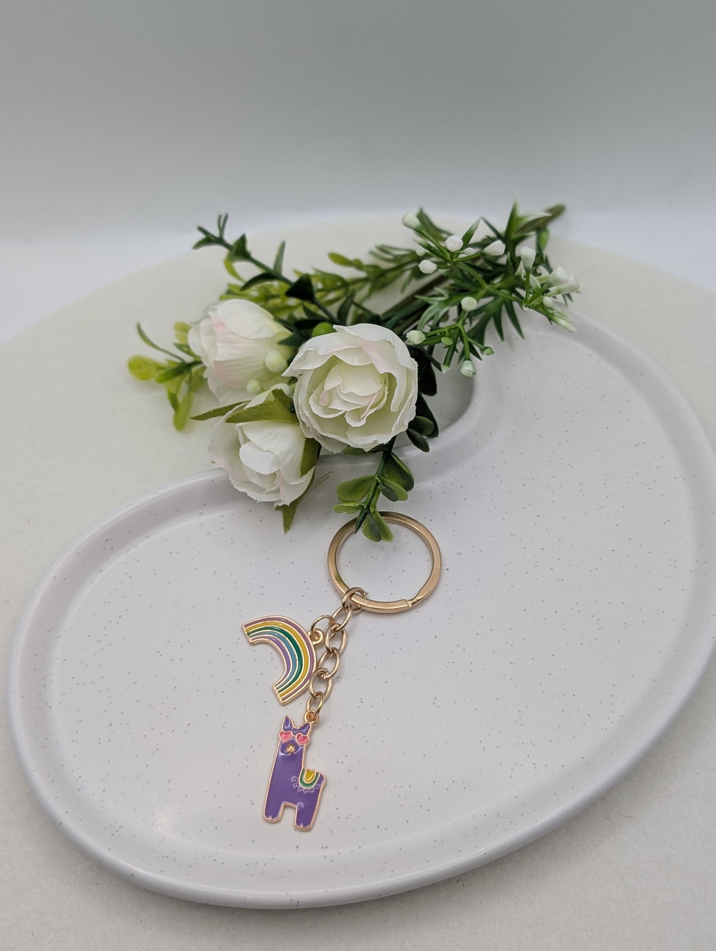 Lama Schlüsselanhänger – Regenbogen oder Wolke | Lila Emaille Charm | 1108