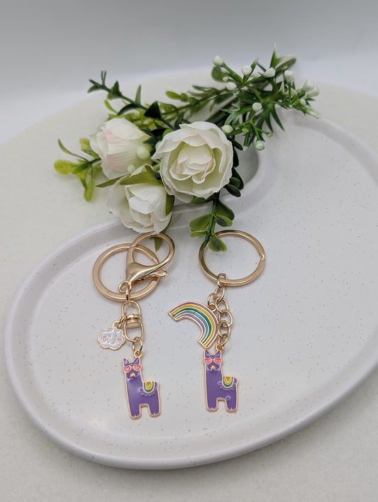 Lama Schlüsselanhänger – Regenbogen oder Wolke | Lila Emaille Charm | 1108
