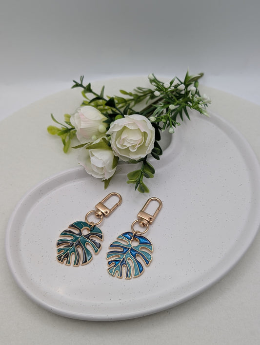 Monstera Schlüsselanhänger – Emaille Blatt-Charm mit goldenem Karabiner | 1109