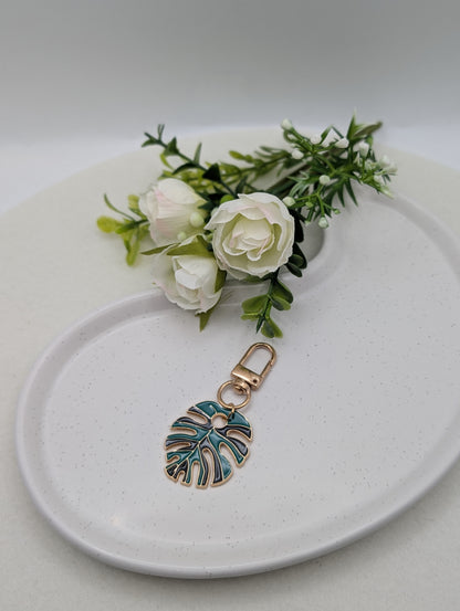 Monstera Schlüsselanhänger – Emaille Blatt-Charm mit goldenem Karabiner | 1109