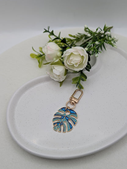 Monstera Schlüsselanhänger – Emaille Blatt-Charm mit goldenem Karabiner | 1109