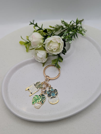 Crazy Plant Lady Schlüsselanhänger – Emaille Pflanzen-Charm mit Goldring | 1110