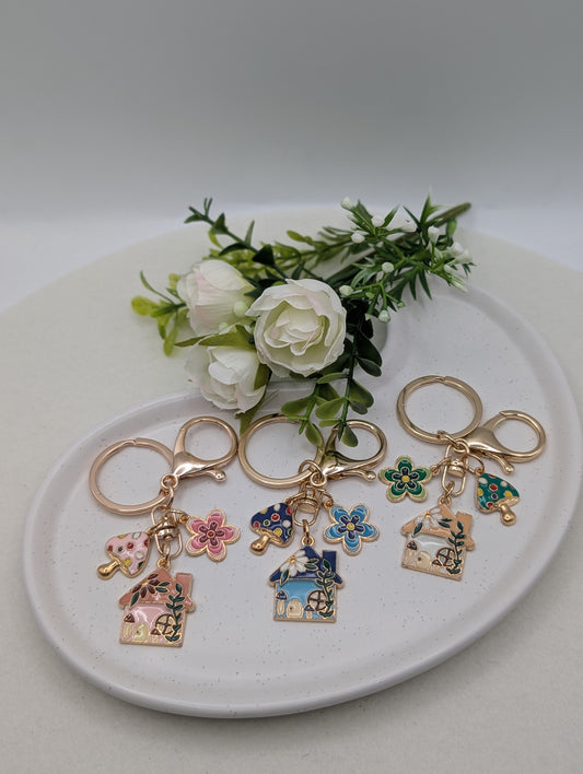 Häuschen Schlüsselanhänger – Emaille Anhänger mit Blume & Pilz | 3 Farben | 1111