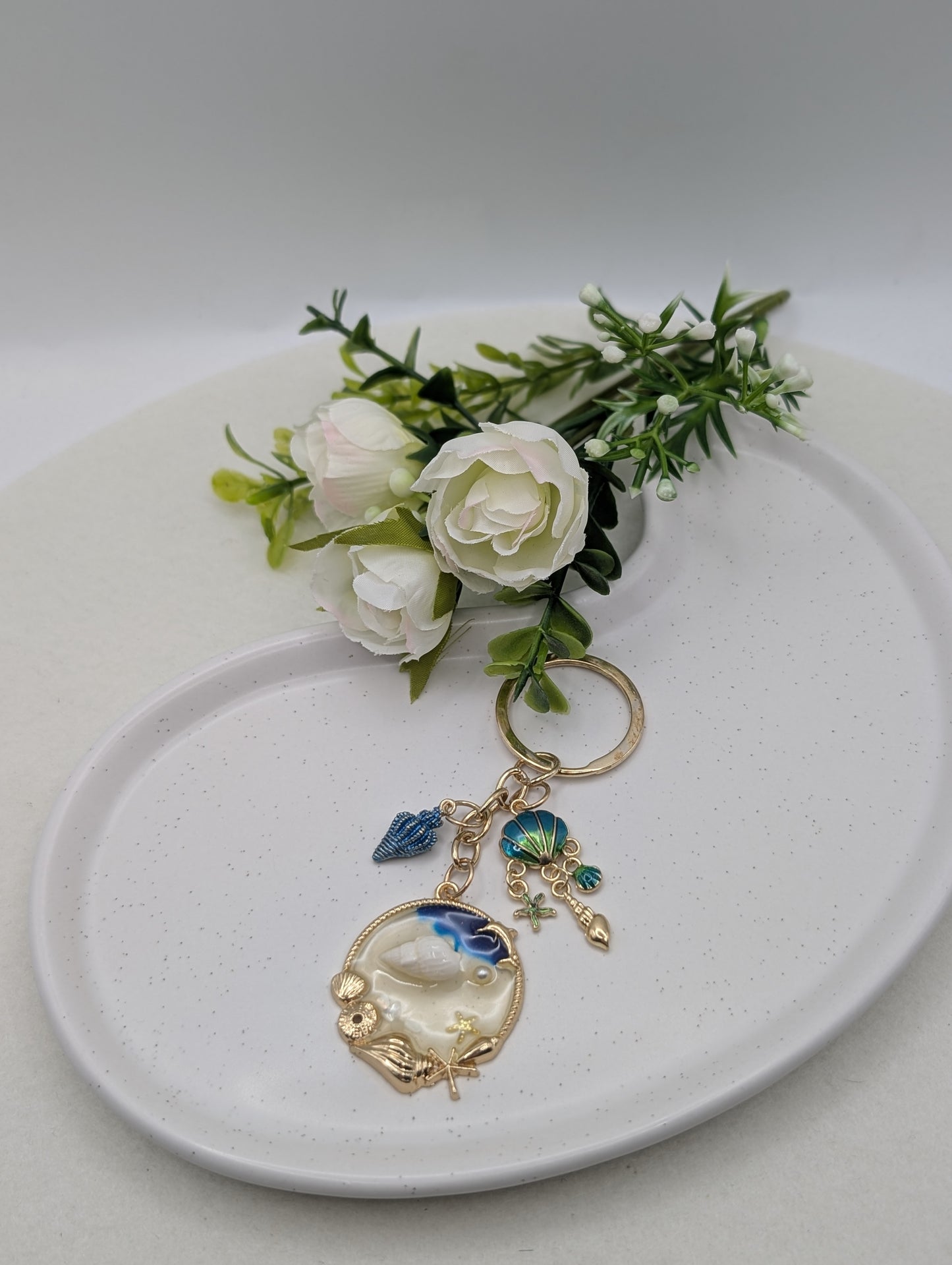 Muschel Schlüsselanhänger – Meer Charm mit Stranddetails & Goldring | 1112