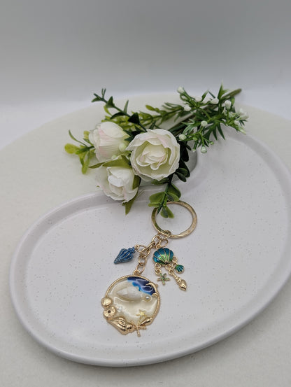 Muschel Schlüsselanhänger – Meer Charm mit Stranddetails & Goldring | 1112