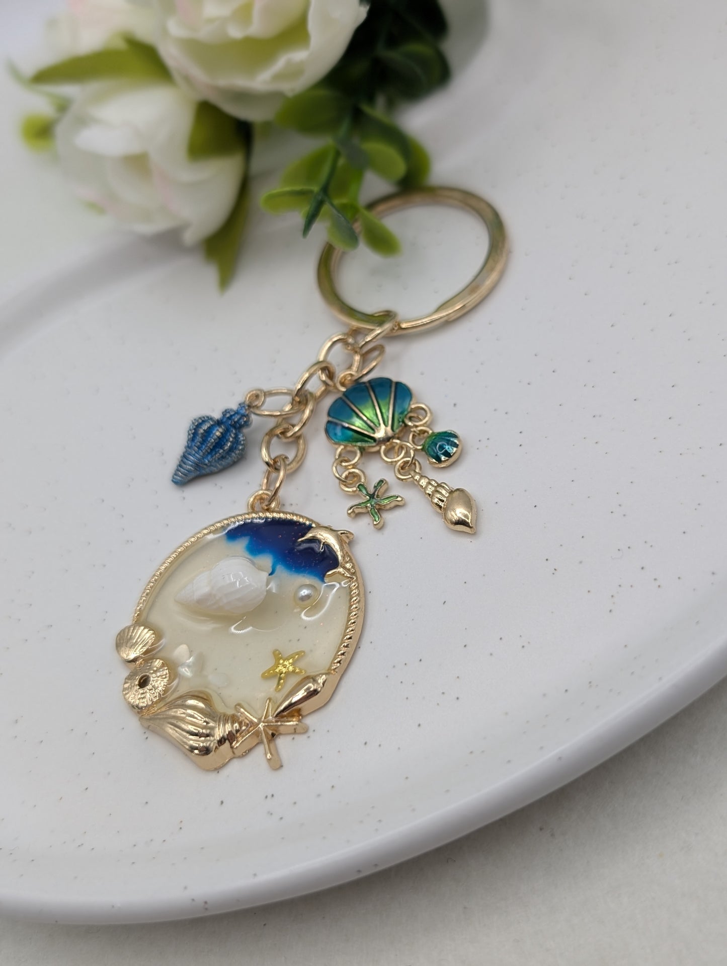 Muschel Schlüsselanhänger – Meer Charm mit Stranddetails & Goldring | 1112