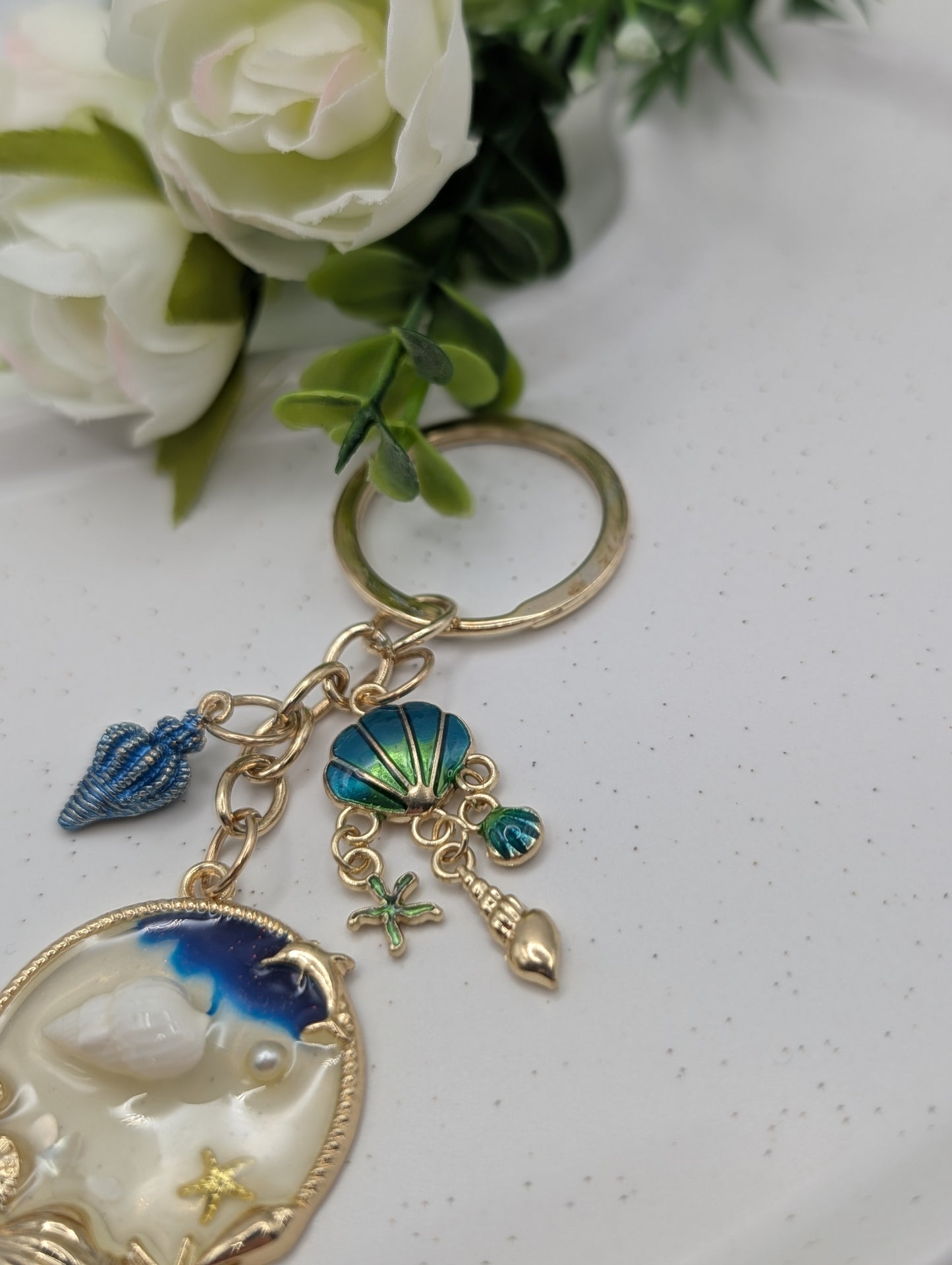 Muschel Schlüsselanhänger – Meer Charm mit Stranddetails & Goldring | 1112