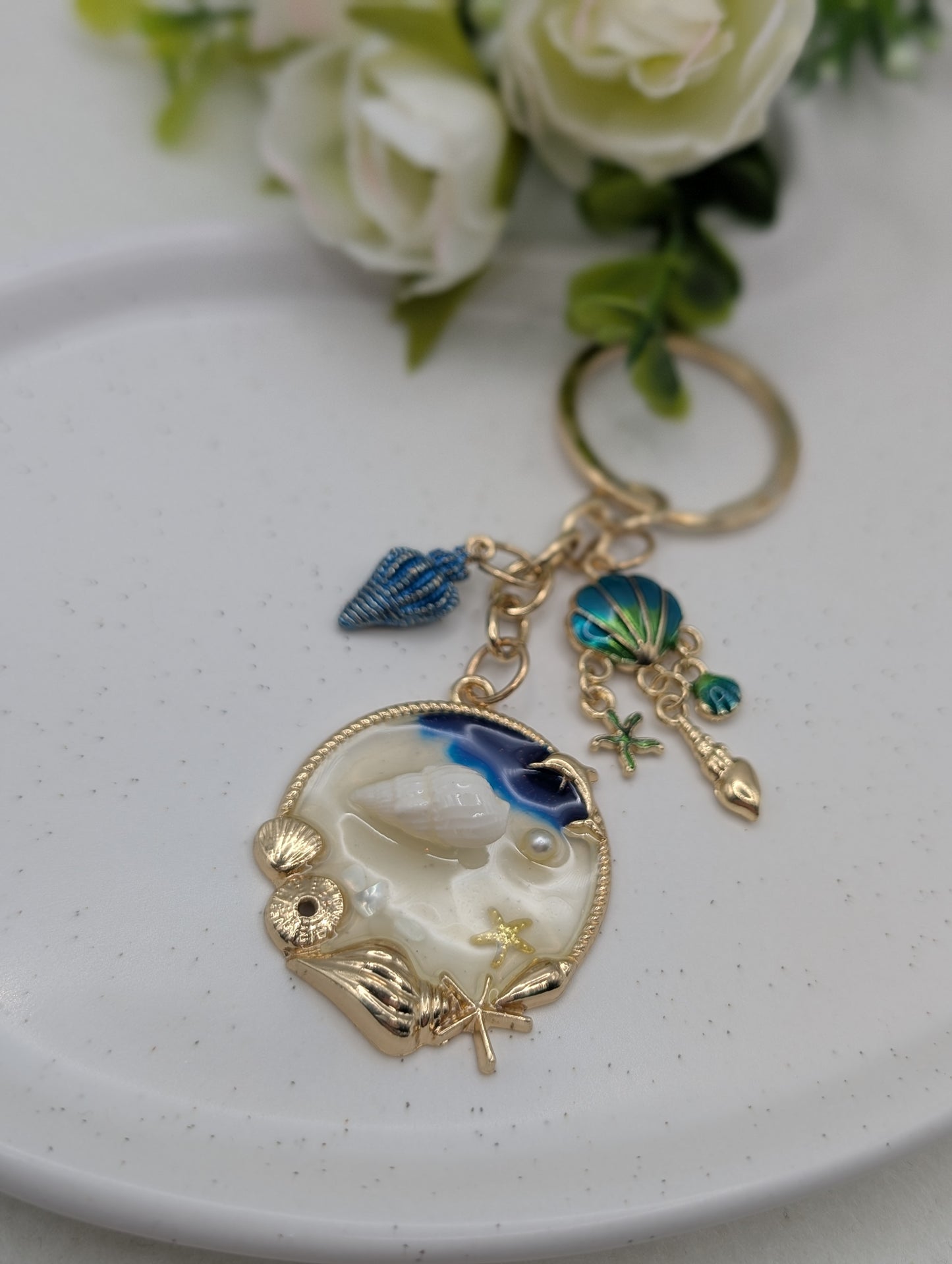Muschel Schlüsselanhänger – Meer Charm mit Stranddetails & Goldring | 1112