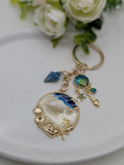 Muschel Schlüsselanhänger – Meer Charm mit Stranddetails & Goldring | 1112