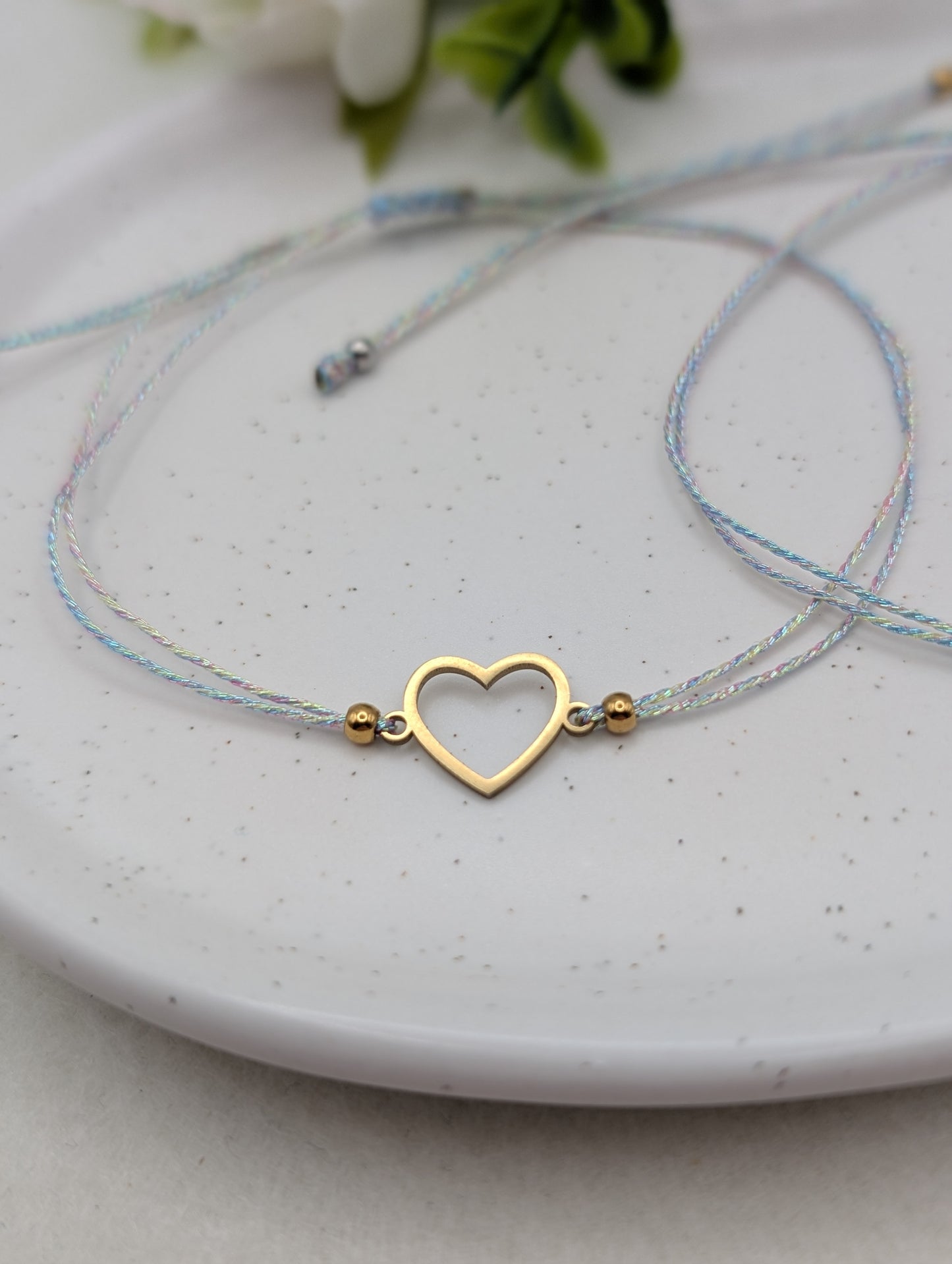 Makramee Armband mit Herz aus Edelstahl – irisierendes Band | 1118