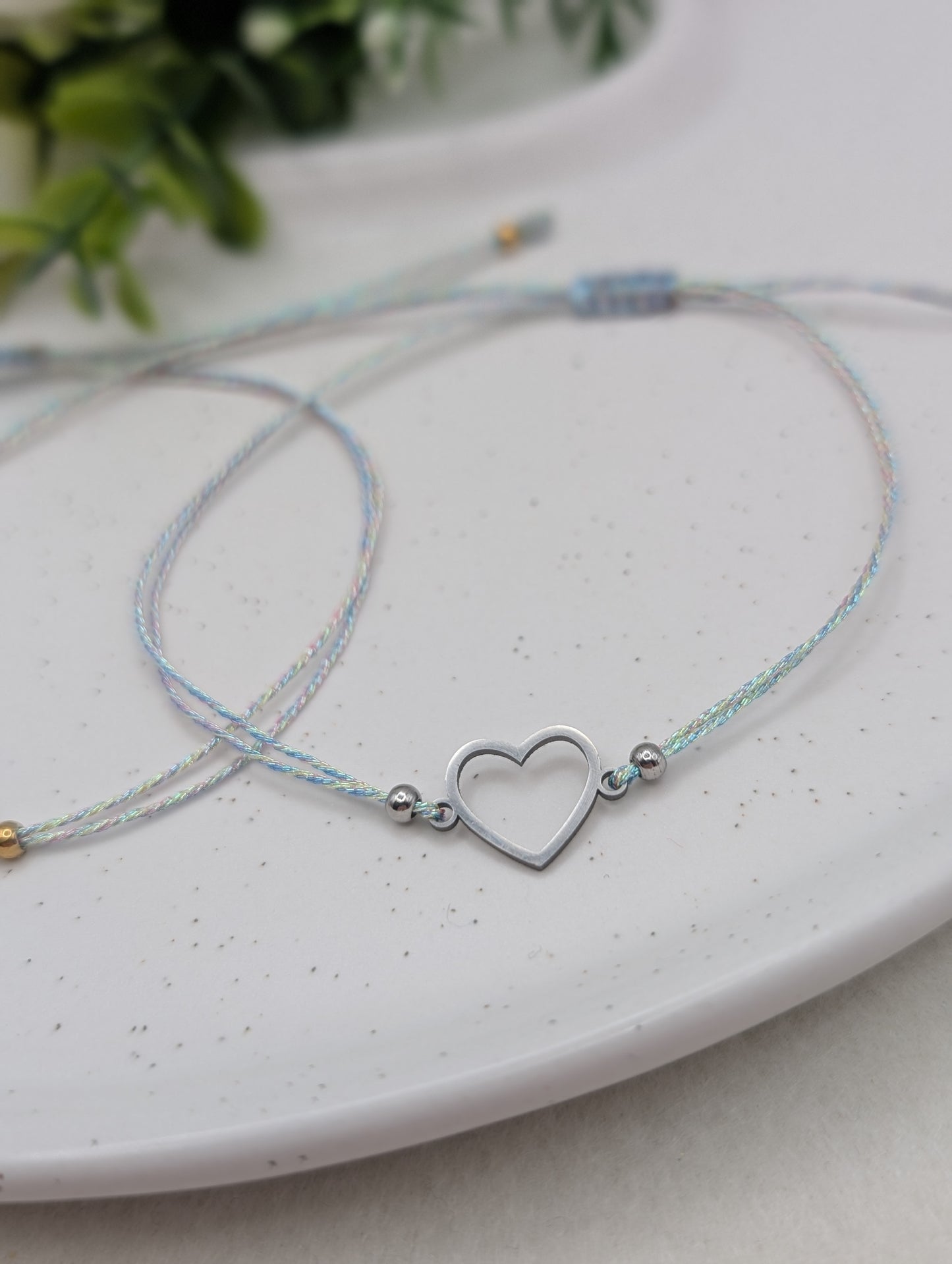 Makramee Armband mit Herz aus Edelstahl – irisierendes Band | 1118