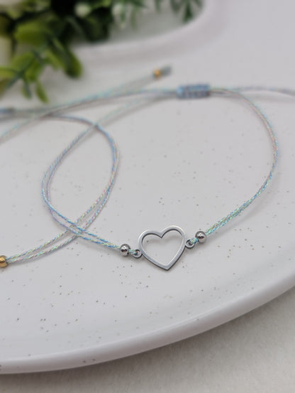 Makramee Armband mit Herz aus Edelstahl – irisierendes Band | 1118