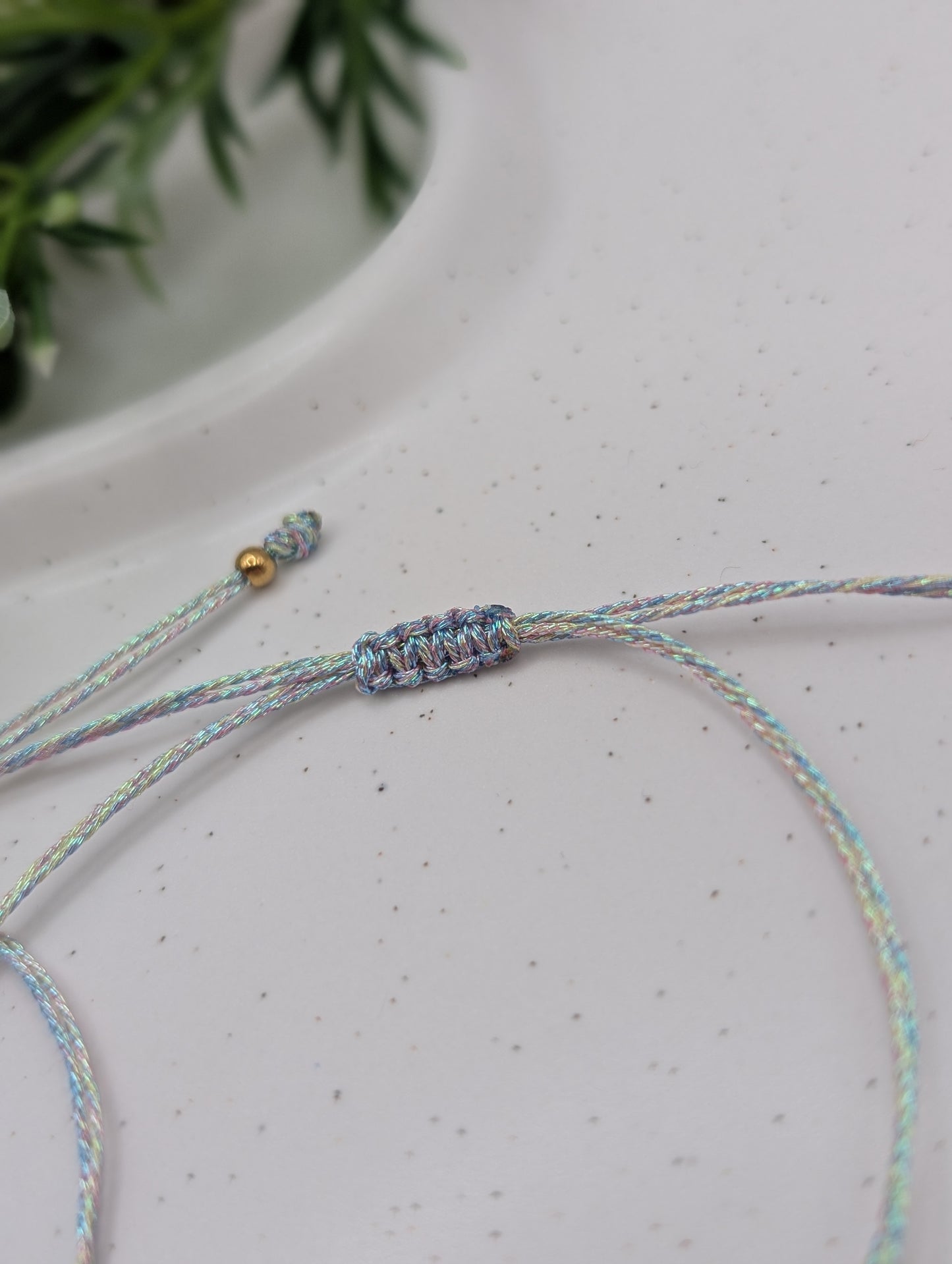 Makramee Armband mit Herz aus Edelstahl – irisierendes Band | 1118