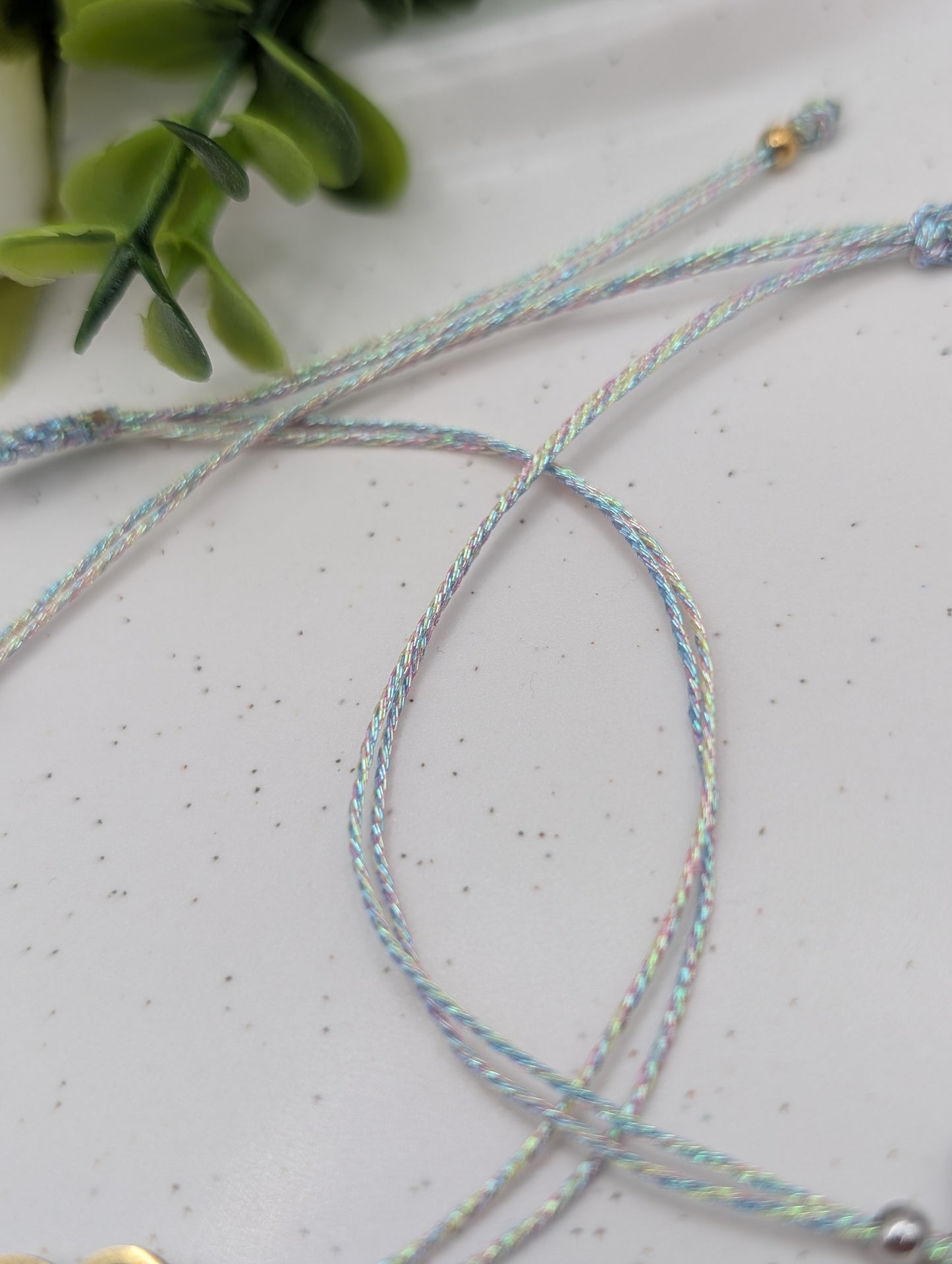 Makramee Armband mit Herz aus Edelstahl – irisierendes Band | 1118