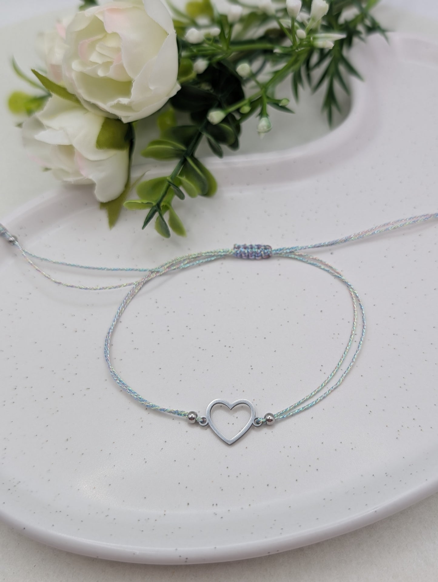 Makramee Armband mit Herz aus Edelstahl – irisierendes Band | 1118
