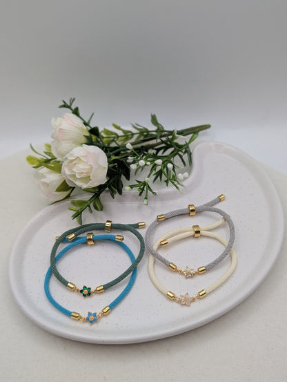 „Little Bloom“ – Nylonarmband mit 18K vergoldeter Blume | 1131
