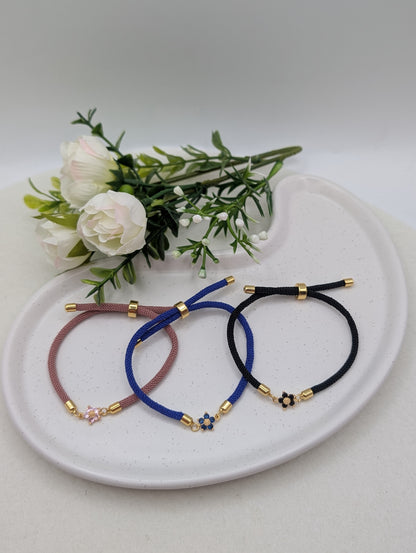 „Little Bloom“ – Nylonarmband mit 18K vergoldeter Blume | 1131