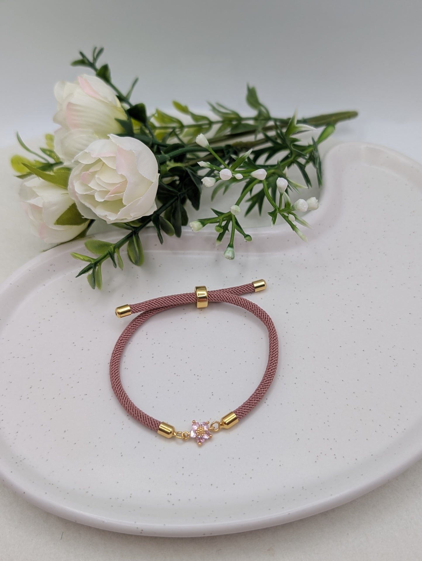 „Little Bloom“ – Nylonarmband mit 18K vergoldeter Blume | 1131