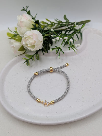 „Little Bloom“ – Nylonarmband mit 18K vergoldeter Blume | 1131