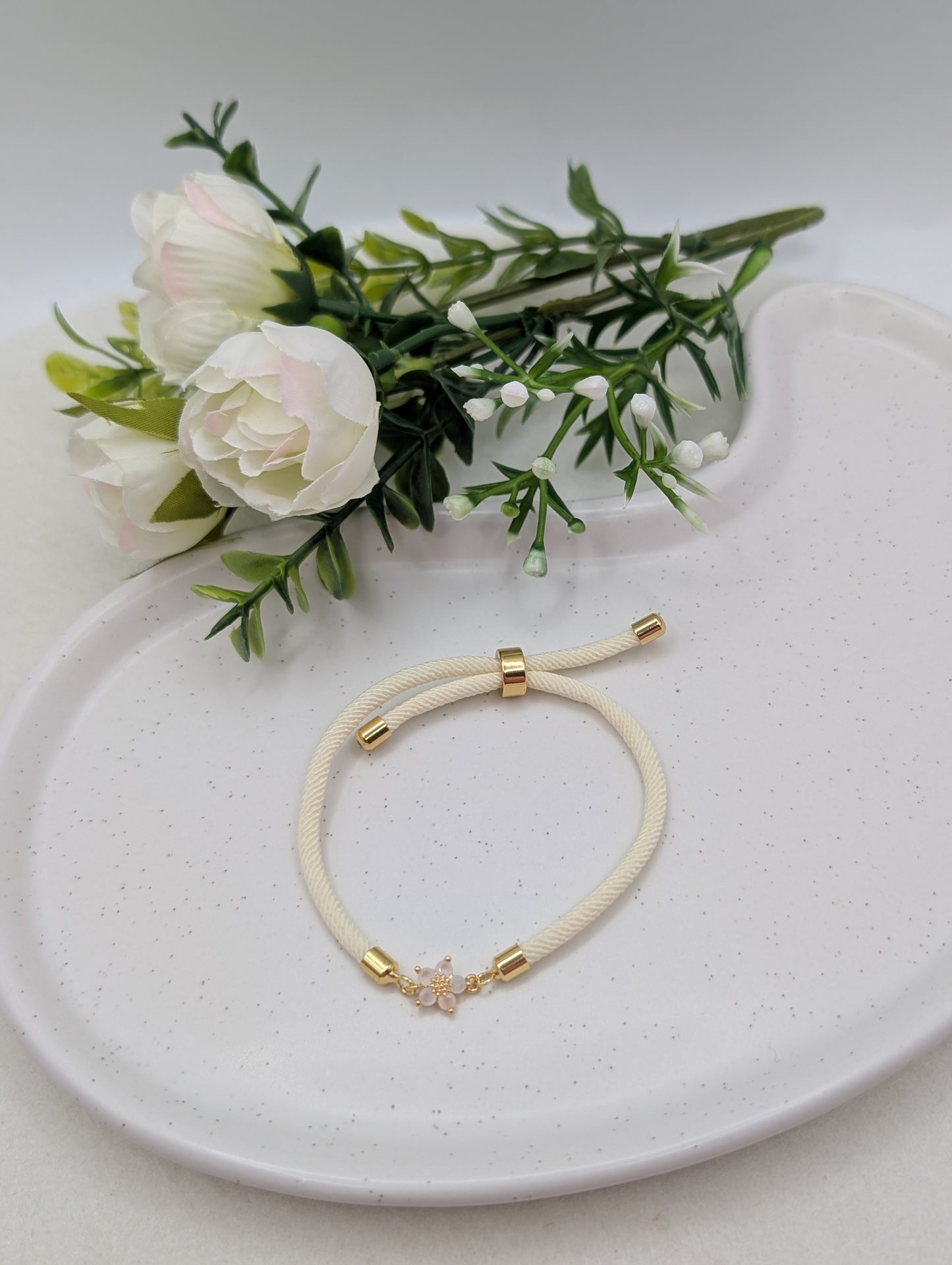 „Little Bloom“ – Nylonarmband mit 18K vergoldeter Blume | 1131
