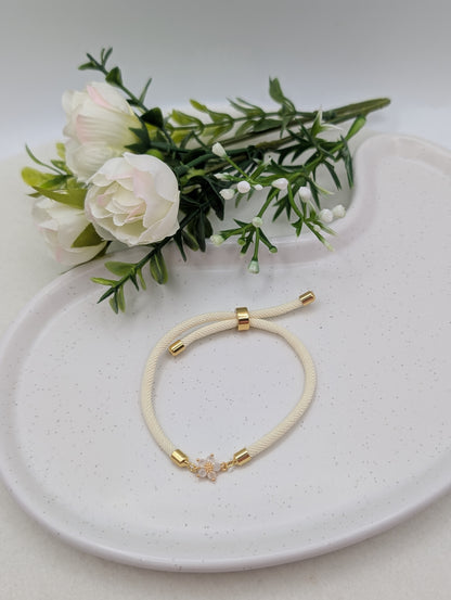 „Little Bloom“ – Nylonarmband mit 18K vergoldeter Blume | 1131